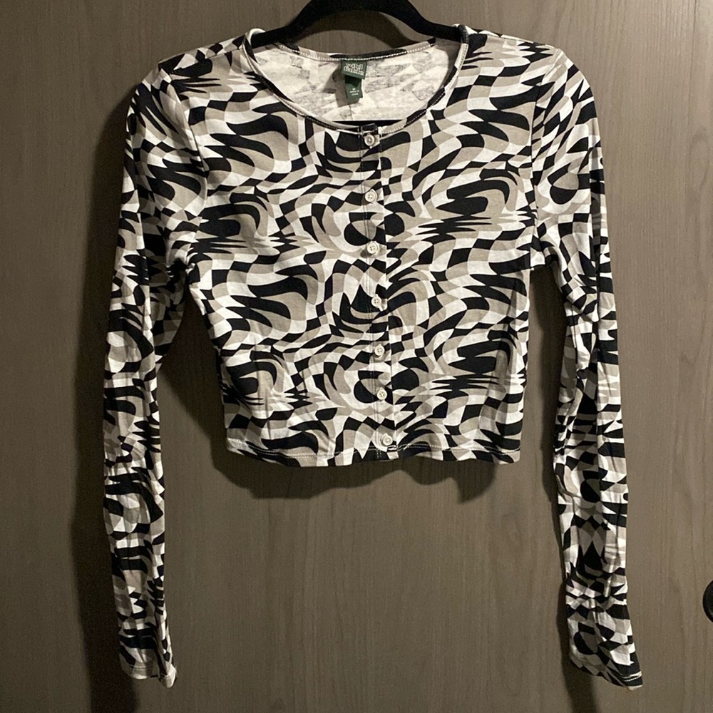 Graphic Black, Gray, and White Cardigan style Botton up T-shirt weight Crap